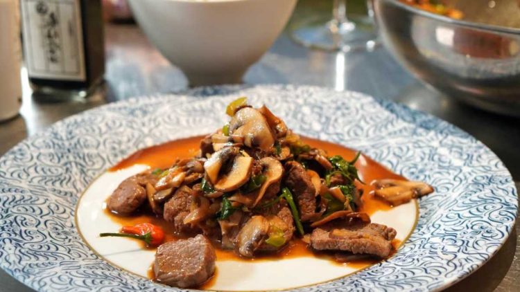 Lammlachse aus dem Wok mit Pilzen