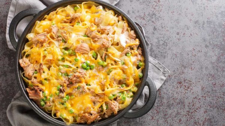 Legendärer Bandnudelauflauf mit Thunfisch und Erbsen