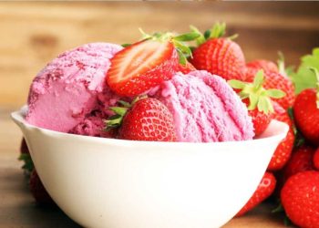 Milchmädchen-Eis mit Erdbeeren: Ohne Eismaschine