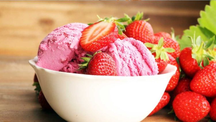 Milchmädchen-Eis mit Erdbeeren: Ohne Eismaschine