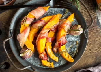 Mit Speck bardierte Kürbisspalten: Einfaches Low-Carb-Rezept