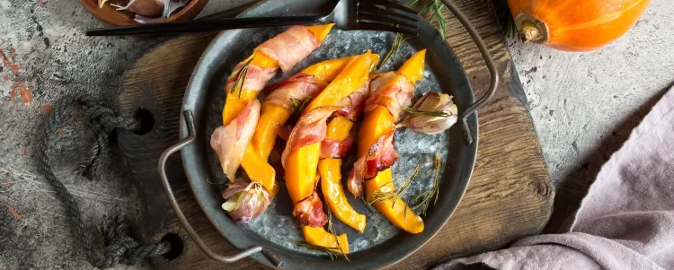 Mit Speck bardierte Kürbisspalten: Einfaches Low-Carb-Rezept