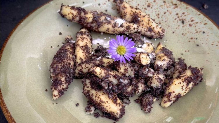 Mohnnudeln mit Zwetschgenröster