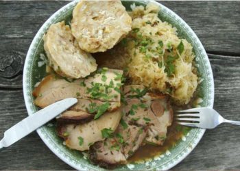 Oktoberfestzeit - Semmelknödel, Sauerkraut und Spanferkelhaxe