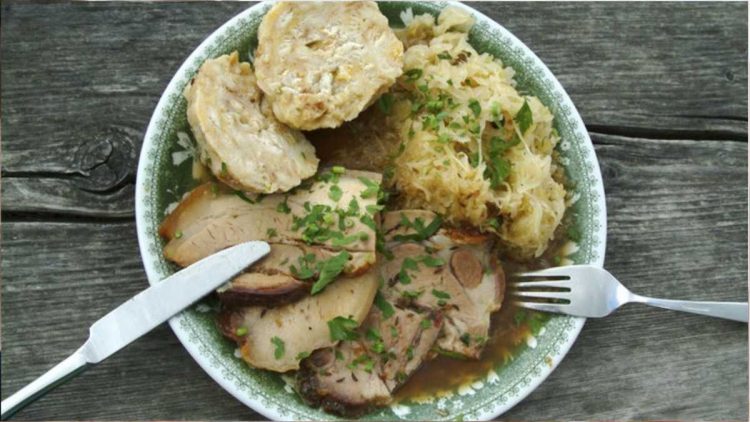 Oktoberfestzeit - Semmelknödel, Sauerkraut und Spanferkelhaxe