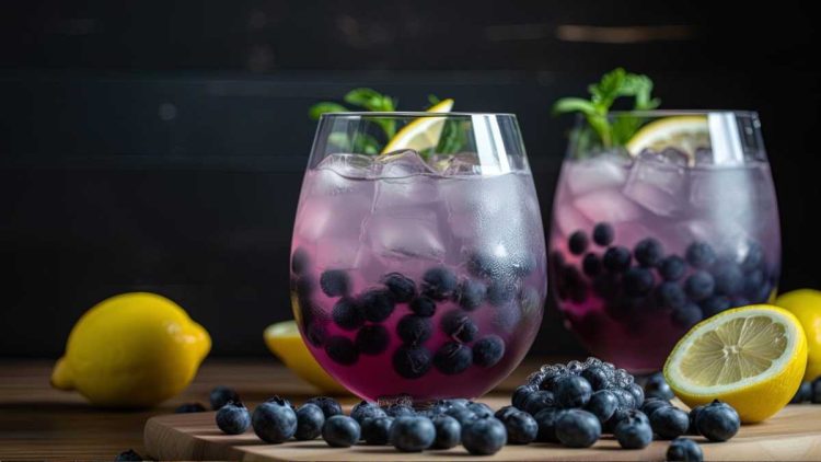 Pink Gin Spritz: Rezept mit frischen Heidelbeeren