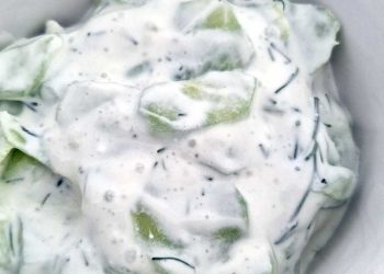 Polnischer Gurkensalat mit saurer Sahne und Dill
