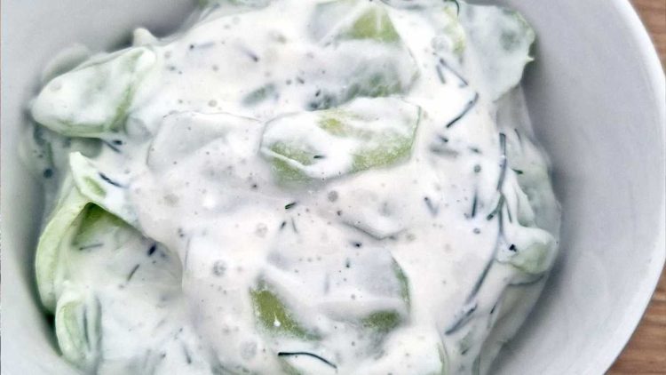 Polnischer Gurkensalat mit saurer Sahne und Dill