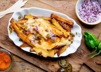 Pommes frites mit Käse-Chilisoße
