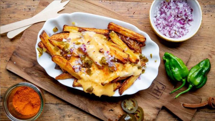 Pommes frites mit Käse-Chilisoße