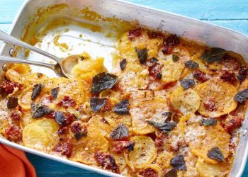 Rezept: Deftiger Kürbis-Kartoffel-Auflauf mit Parmesankruste