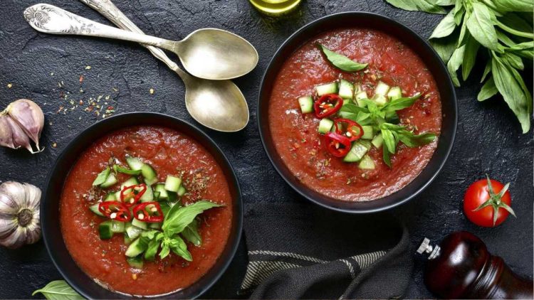 Rezept: Diese feurige Tomatensuppe mit Chili wärmt ordentlich durch