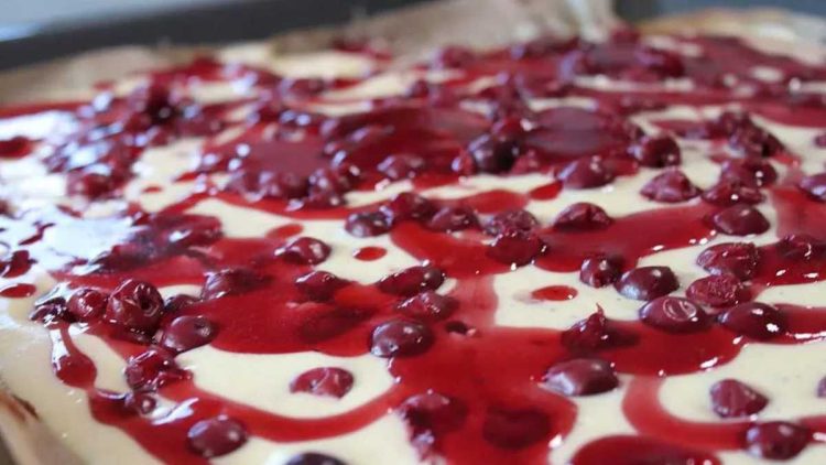 Rezept-Empfehlung für den Sommer: Fruchtiger Kirschkuchen vom Blech - einfach und trotzdem beeindruckend