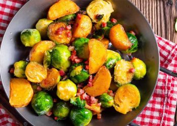 Rezept für Rosenkohl mit Kartoffeln und Schinken aus der Pfanne: Nur vier Zutaten!