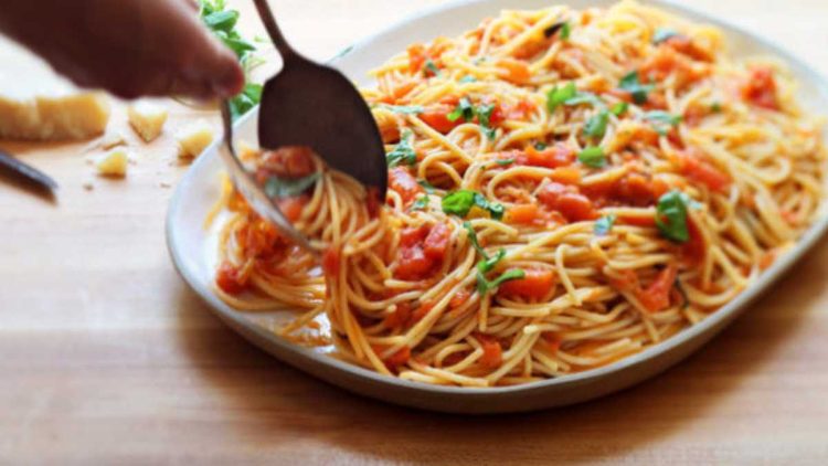 Rezept für Sommerpasta mit Salsa Cruda