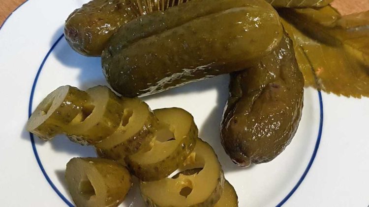 Rezept: Salzgurken mit Knoblauch und Kirschblättern