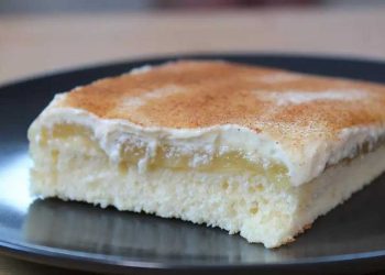 Saftiger Apfelmuskuchen: So einfach backst du den leckeren Blechkuchen