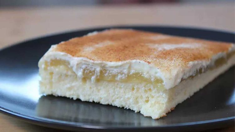Saftiger Apfelmuskuchen: So einfach backst du den leckeren Blechkuchen