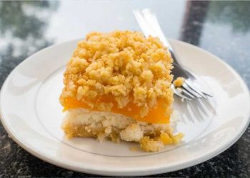 Saftiger Pfirsichkuchen mit frischen Pfirsichen - so einfach zaubern Sie das leckere Dessert