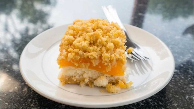 Saftiger Pfirsichkuchen mit frischen Pfirsichen - so einfach zaubern Sie das leckere Dessert