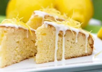 Saftiger Zitronenkuchen mit frischer Zitronenglasur: ein erfrischender Sommergenuss