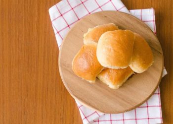 Schön weich und knatschig: Das beste Brötchen zum Grillen