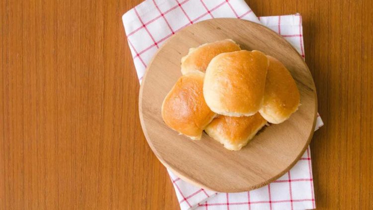 Schön weich und knatschig: Das beste Brötchen zum Grillen