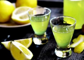 Selbst gemachter Limoncello: Zeit zum Anstoßen!