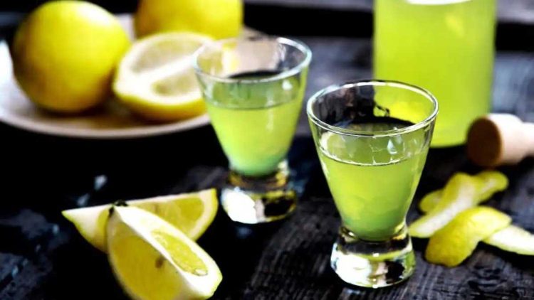 Selbst gemachter Limoncello: Zeit zum Anstoßen!