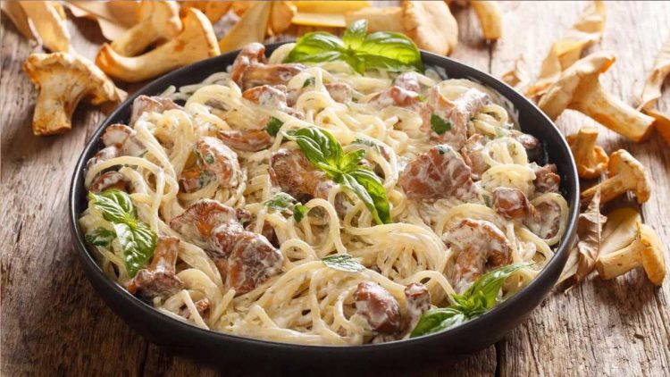 Spaghetti mit Knoblauchsauce und Pfifferlingen