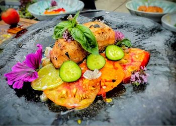 Tomaten-Carpaccio mit gebratenem Lachs