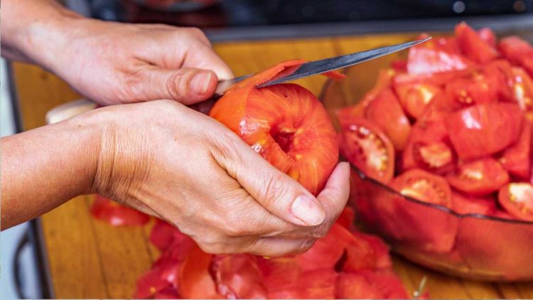 Tomaten schälen leicht gemacht: Warum und wie man es am besten macht