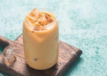 Urlaubs-Vibes aus dem Glas: Das cremige Rezept für einen erfrischenden Kokos-Eistee