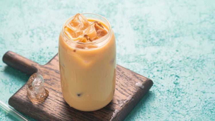 Urlaubs-Vibes aus dem Glas: Das cremige Rezept für einen erfrischenden Kokos-Eistee