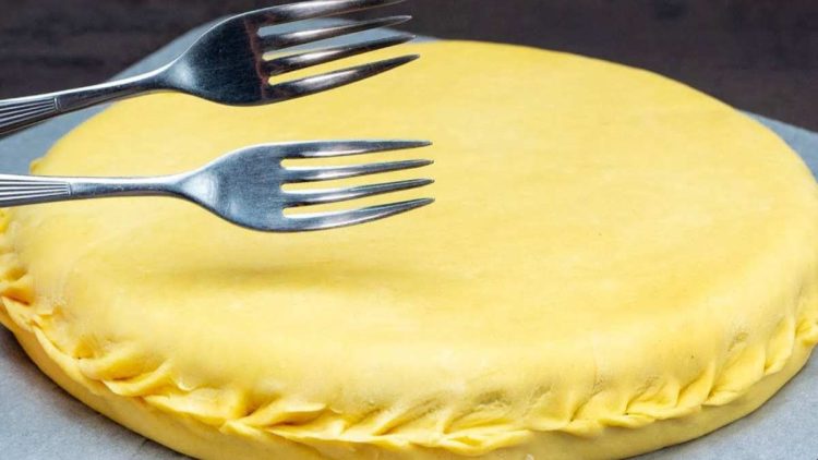 Wie man eine herzhaft gefüllte Rindfleischpastete zubereitet