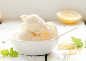 Zitroneneis mit der Eismaschine machen: So wird es besonders cremig
