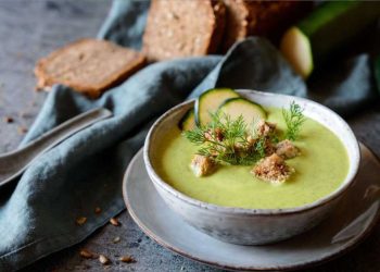 Zucchini-Brokkolicreme: Das Rezept mit wenig Kalorien für deinen Sommer