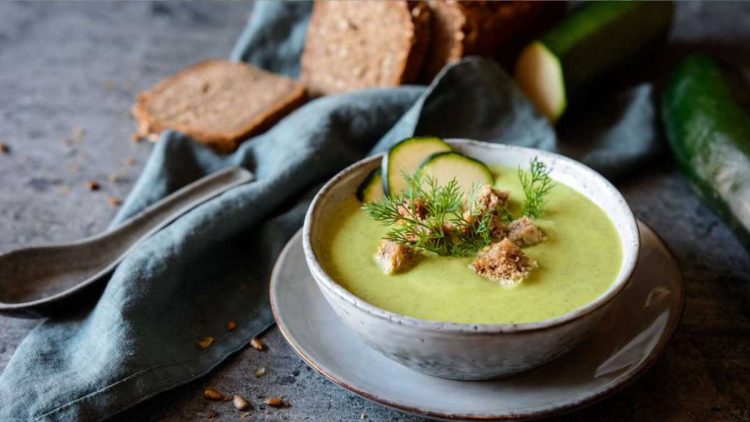 Zucchini-Brokkolicreme: Das Rezept mit wenig Kalorien für deinen Sommer
