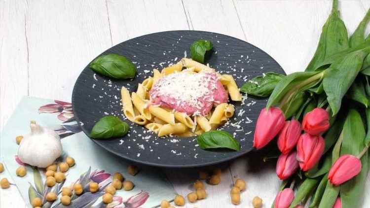 "Barbie"-Rezept: Pink Hummus Pasta - passend zum Film-Hype
