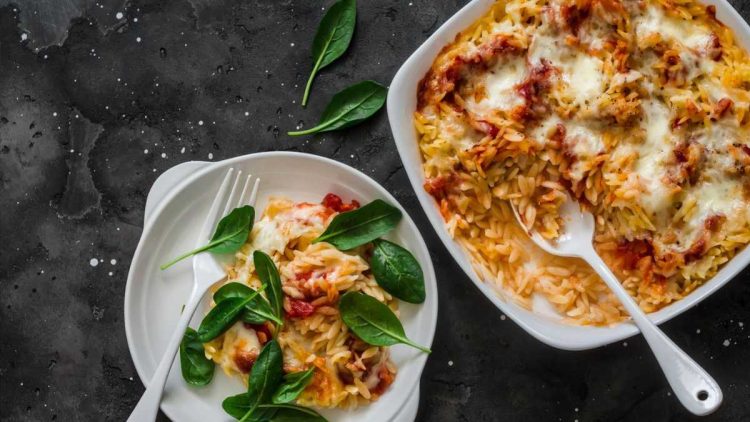 Cremige One Pot Orzo Pasta – mit Mozzarella überbacken