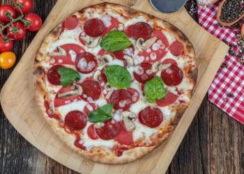 Der Klassiker mal anders: Sucuk-Pizza