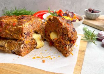 Der mediterrane Hackbraten überzeugt mit Ofengemüse und Käsefüllung auf ganzer Linie