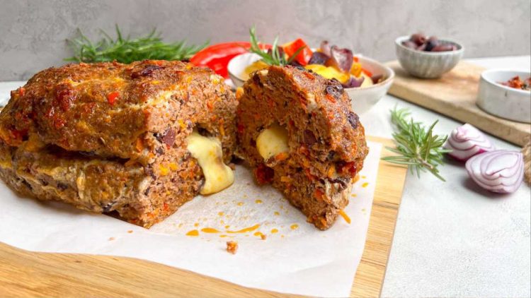 Der mediterrane Hackbraten überzeugt mit Ofengemüse und Käsefüllung auf ganzer Linie