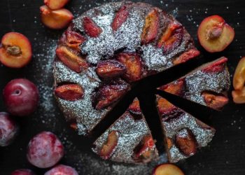 Einfache Schoko-Brownies mit saftigem Pflaumentopping