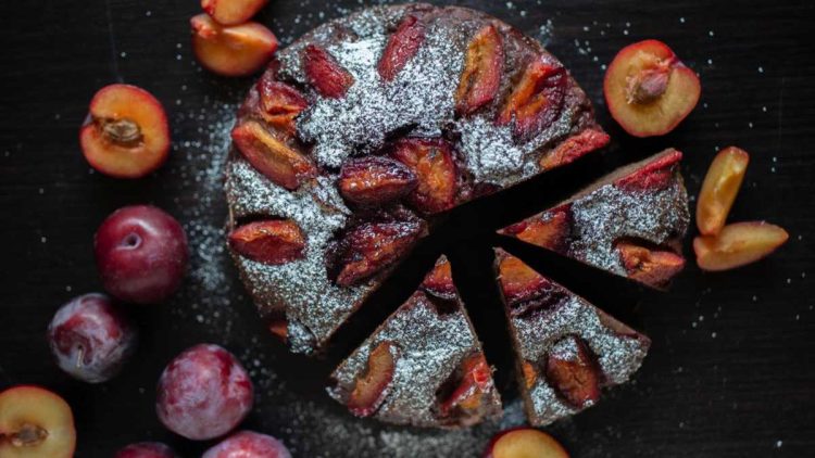 Einfache Schoko-Brownies mit saftigem Pflaumentopping