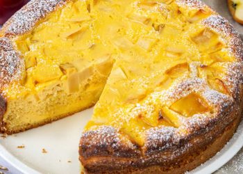 Einfacher saftiger Apfelkuchen mit Quark