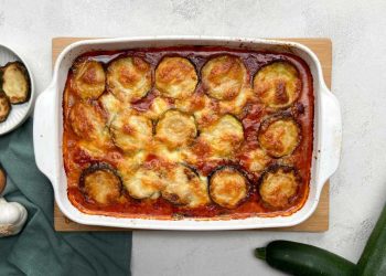 Einfaches Rezept: Zucchini Parmigiana mit Mozzarella