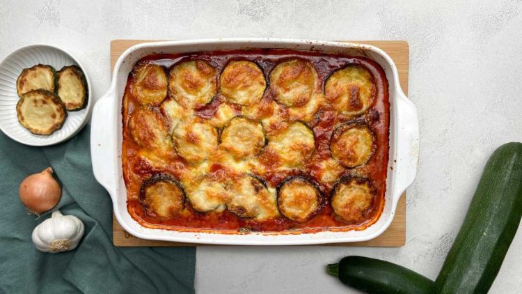 Einfaches Rezept: Zucchini Parmigiana mit Mozzarella