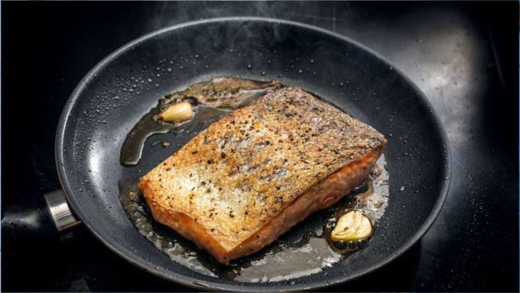 Essen anbraten ohne Fettspritzer: Mit drei Tricks spritzt Öl nie wieder
