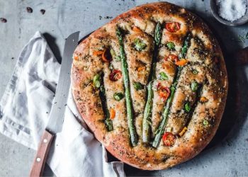 Focaccia mit Spargel und Tomaten